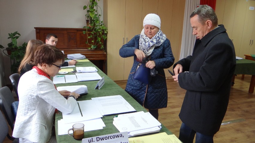 Bożena i Stefan Grzonkowie oddali głos w lokalu wyborczym w...