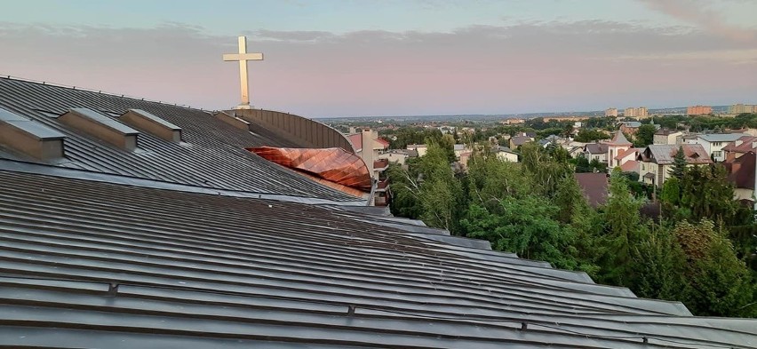 Kolejne dni ujawniają ogrom zniszczeń po wichurze w Lublinie. Na jednym z kościołów wiatr uszkodził dach 