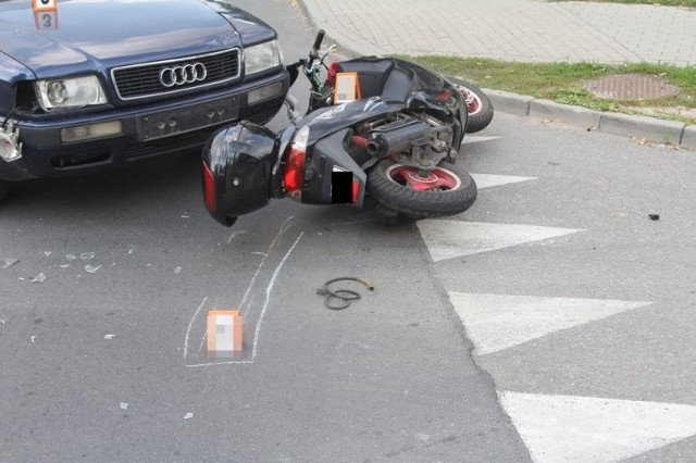 Audi wymusiło pierwszeństwo na motorowerze. Doszło do zderzenia.