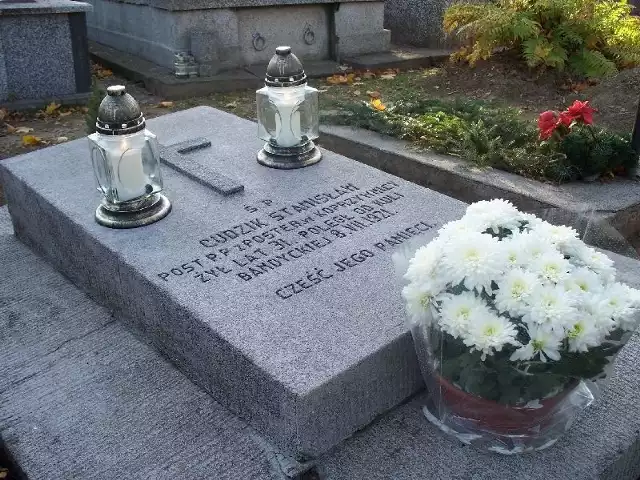 Odnowiony grób Stanisława Cudzika, policjanta zamordowanego w 1921 roku.