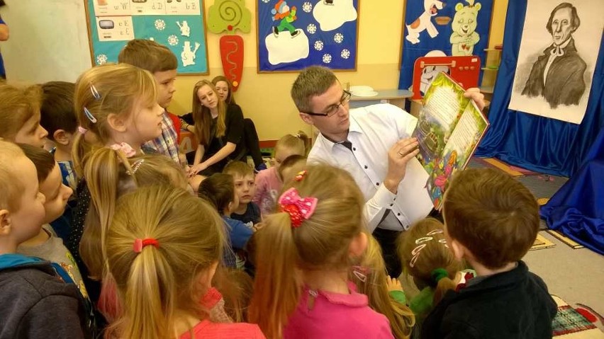 Goście czytali bajki przedszkolakom w Szerzawach