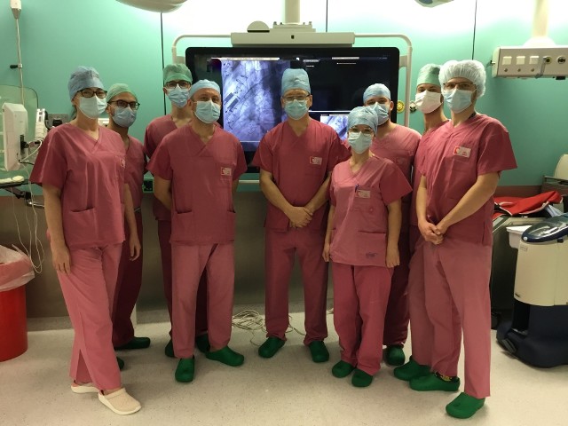 Zespół chirurgów naczyniowych pod kierunkiem dr. n. med. Ryszarda Walasa wykonał w Śląskim Centrum Chorób Serca w Zabrzu operację wszczepienia innowacyjnego stentgraftu u pacjenta z zespołem Marfana.