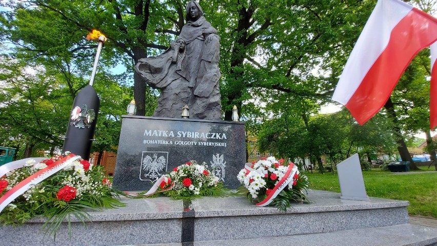 Uroczystości patriotyczne pod pomnikiem Matki Sybiraczki w...