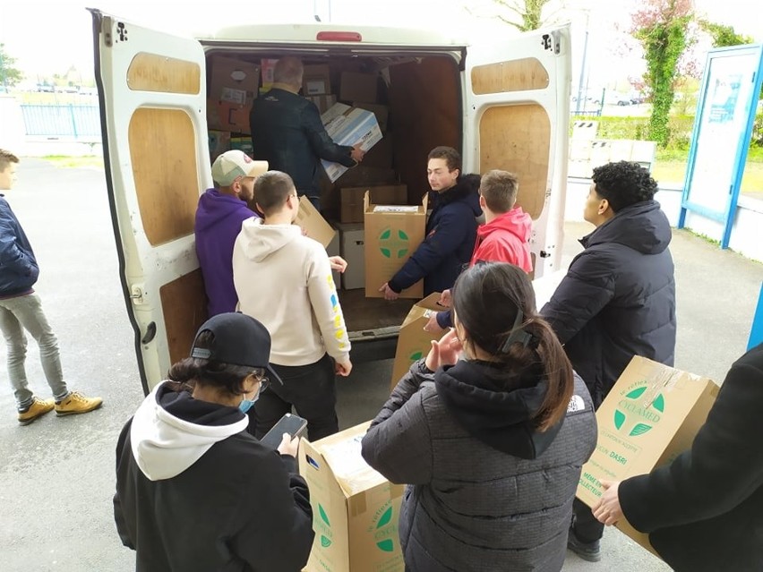 Zdjęcia z pakowania ciężarówki z pomocą humanitarną....