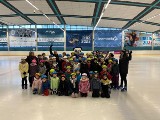 Lubelskie policjantki z misiem Poli wpadły z wizytą na lodowisko. Dzieci były zachwycone! [ZDJĘCIA]