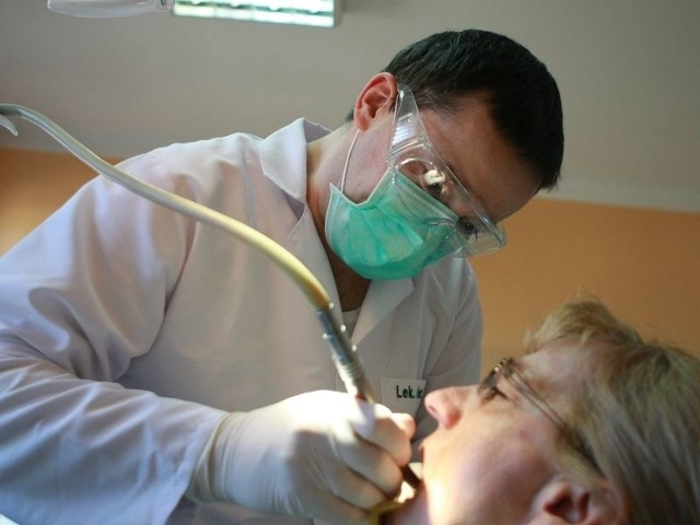Robert Bieńkowski jest jednym z dwojga nowych stomatologów w MZOZ. Będzie przyjmował w gabinecie przy ul. 11 Listopada. 