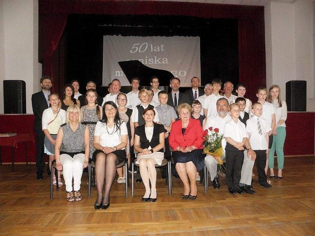 Nauczyciele, absolwenci i uczniowie ogniska muzycznego w Żninie.