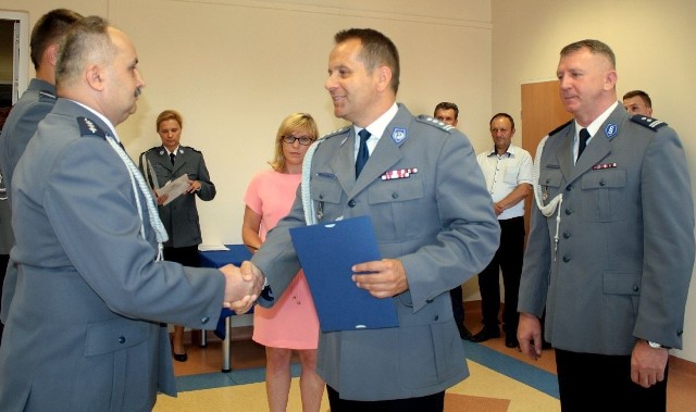 Aspirant sztabowy Andrzej Woźniak otrzymał gratulacje z okazji Święta Policji, z rąk komendanta wojewódzkiego, inspektora Dariusza Augustyniaka.