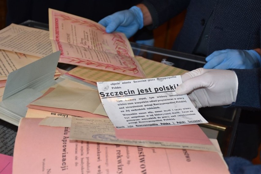 Pracownicy Archiwum Państwowego w Szczecinie sprawdzają dokumenty odkryte w magistracie         