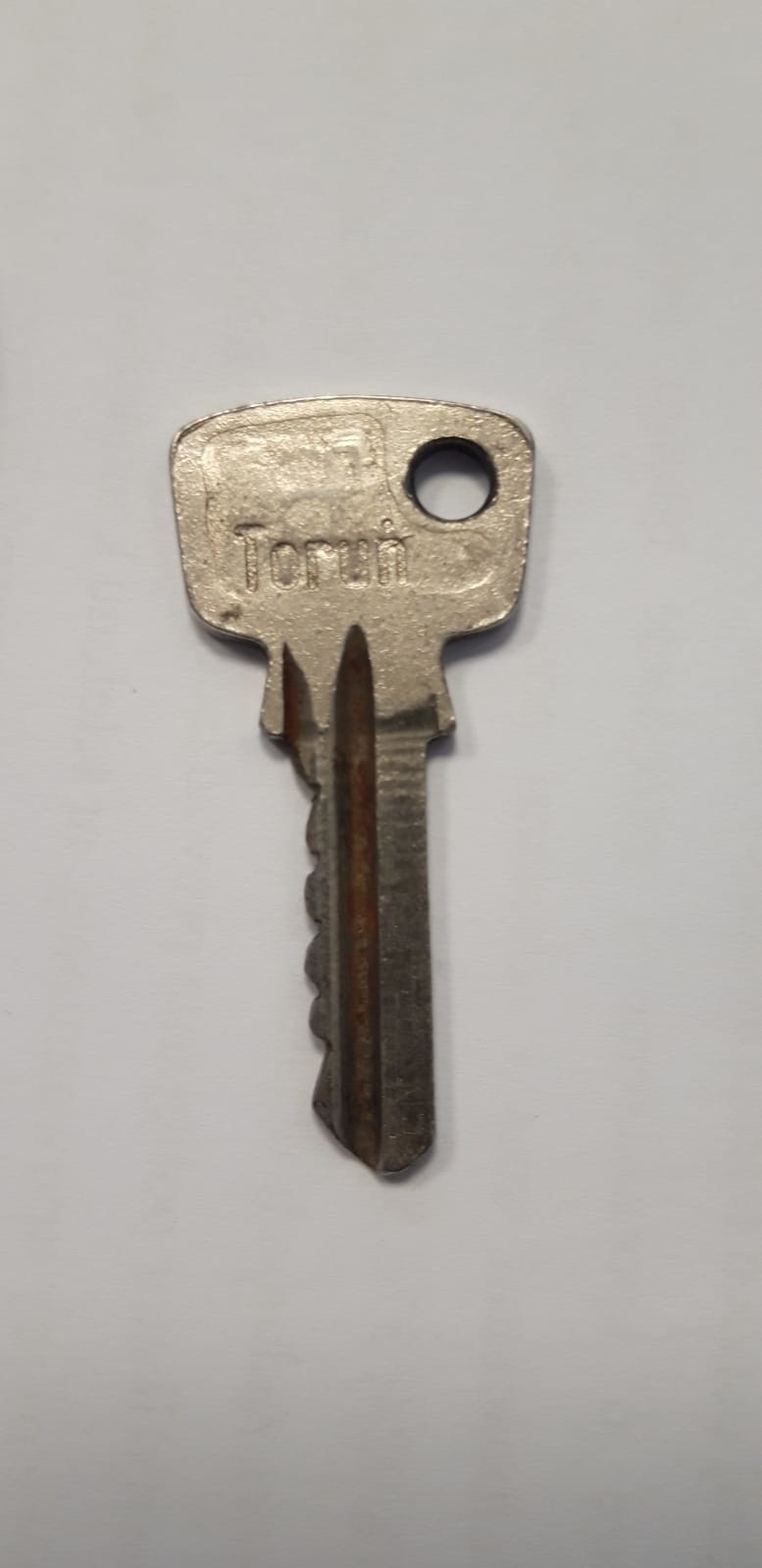 Kto rozpoznaje te klucze i zna tego mężczyznę? ZDJĘCIA