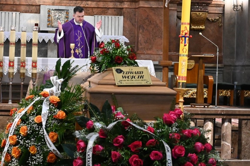 Pogrzeb byłego wicewojewody kieleckiego Edwarda Wójcika. Msza w kościele Świętego Wojciecha w Kielcach [ZDJĘCIA] 