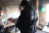 Akcja policjantów z Bytowa w pustostanach. Szukają bezdomnych, bo mróz daje się we znaki