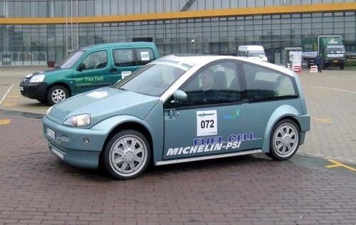 Samochód Michelin Hy-Light ma napęd na przednie koła i cały...