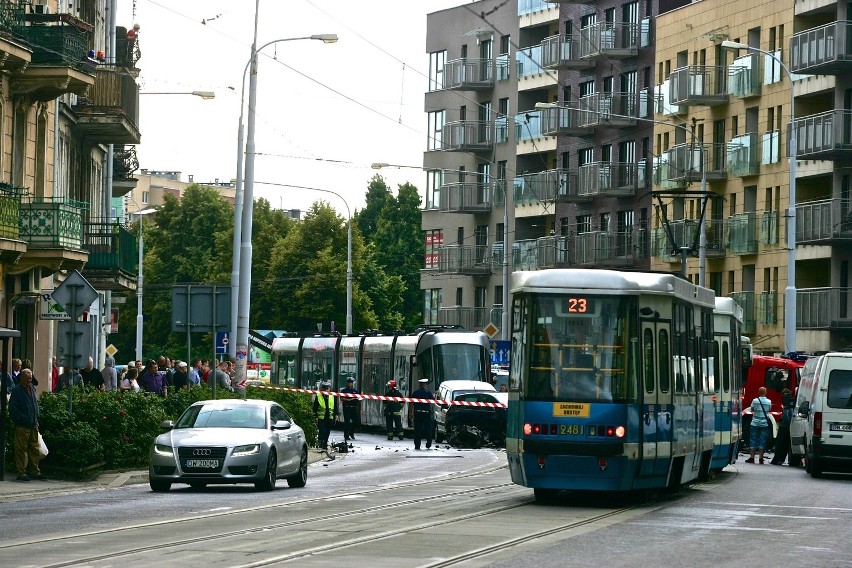 Wrocław: Wypadek czterech aut na Jedności Narodowej. Nie kursowały tramwaje (FOTO)