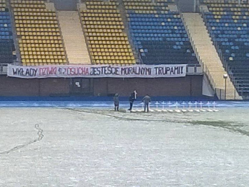 Na płycie stadionu "Zawiszy" ktoś ułożył 15 skrzynek z...