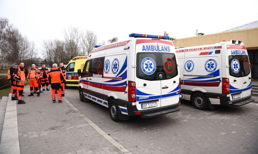 Przemyśl. 26 karetek przetransportowało chore dzieci z Ukrainy do punktu recepcyjnego w Stalowej Woli. Zobacz zdjęcia 