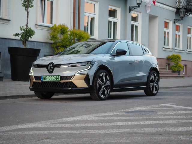 Renault Megane E-Tech to zaskakująco dobrze przemyślane auto, które rewelacyjnie spisze się w mieście, na drogach podmiejskich, ale poradzi sobie również w trasie na rozsądnym dystansie. W testowanej wersji Iconic zaskakuje bogatym wyposażeniem oraz zaawansowanymi funkcjami. Trudno spodziewać się czegoś więcej po przedstawicielu segmentu C w elektrycznym wydaniu.