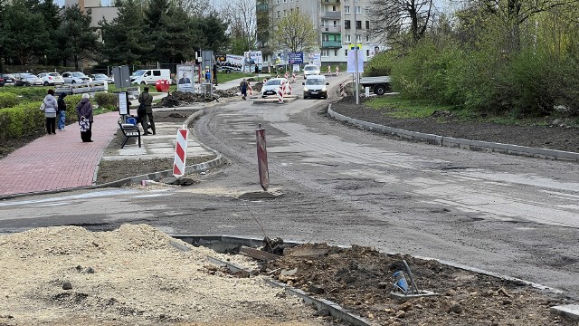 Na osiedlu Syberka w Będzinie trwa remont kilku miejskich dróg, to m.in. ul. Rewolucjonistów, Sznajdera i Śmigielskiego Zobacz kolejne zdjęcia/plansze. Przesuwaj zdjęcia w prawo naciśnij strzałkę lub przycisk NASTĘPNE