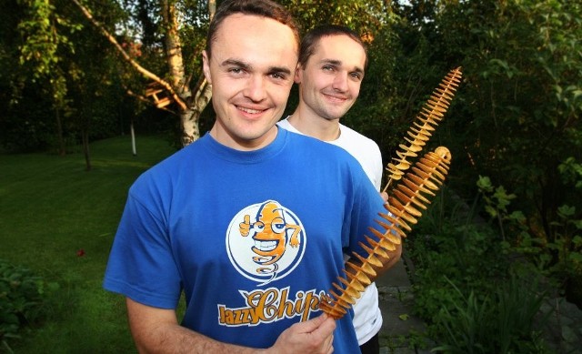 Mateusz Tomczak i jego brat Tomek oraz... kręcone ziemniaki. Bardzo ciekawy biznes!