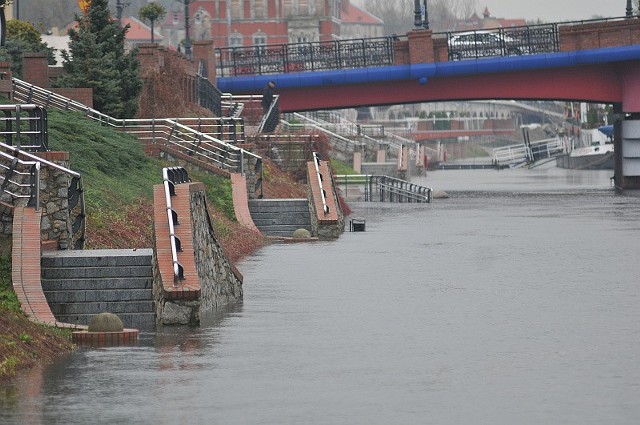 Warta w Gorzowie zalała dolne części bulwarów.