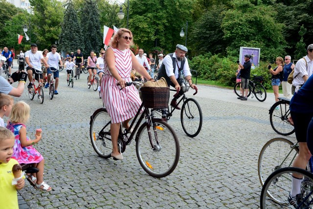 Wielbiciele dwóch kółek, a zwłaszcza zabytkowych rowerów, przejechali przez centrum Radomia do Starego Ogrodu.