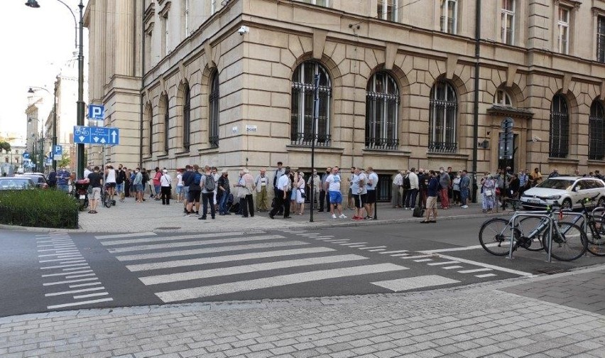 Mieszkańcy Małopolski tłumnie ruszyli do zakupu kolekcjonerskiego banknotu upamiętniającego rocznicę Bitwy Warszawskiej