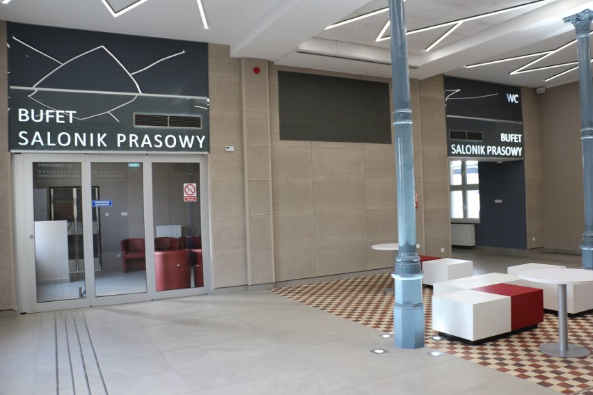 Poczekalnia w Centrum Obsługi Pasażerów w budynku PKP jest...