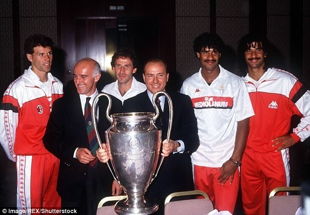 Gigantyczny Milan - od lewej Marco van Basten, trener Ariggo...