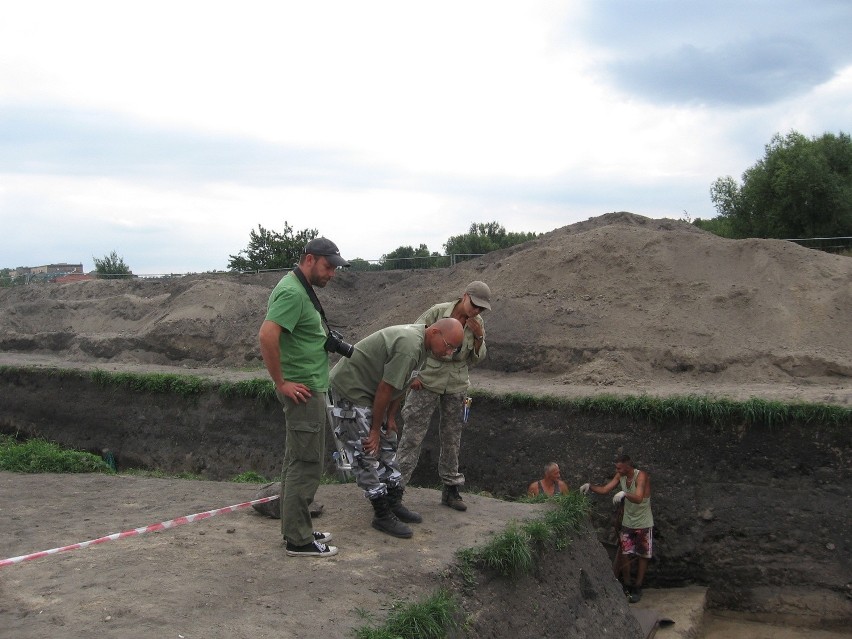 Archeolodzy do końca nadzorują prace w wykopie