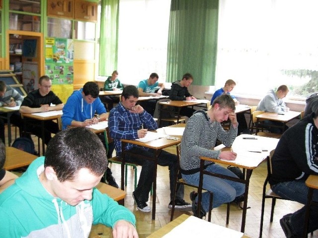 Uczniowie ośmiu klas maturalnych Zespołu Szkół Zawodowych numer 2 w Starachowicach pisali maturę próbną w 10 salach.
