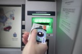 Gdańsk. Zamontowali nakładkę na bankomat i okradali konta klientów. Dwaj obywatele Łotwy aresztowani