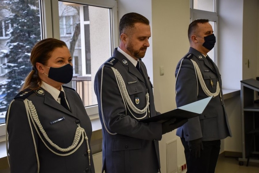 Nowi policjanci w KMP Białystok. Funkcjonariusze złożyli ślubowanie. Była też konstytucja (zdjęcia)