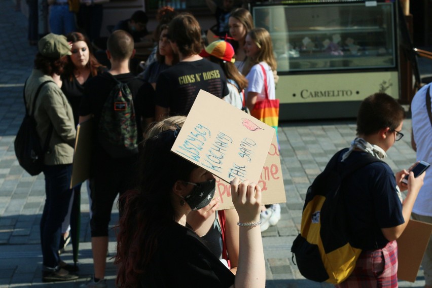 Nie jestem „ideologią”, jestem człowiekiem. Protest LGBT+ pod lubelskim ratuszem. Zobacz zdjęcia