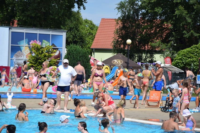 Za oknem ponad 30 stopni, więc opolanie pragną wody. Tłumy ludzi na basenie Błękitna Fala w Opolu [DUŻO ZDJĘĆ]