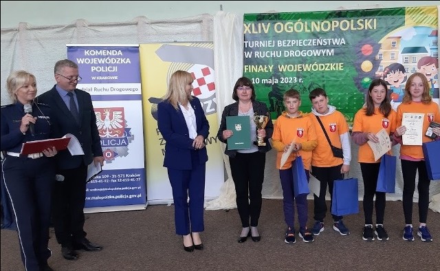 SP 1 Przeciszów pokazała się z dobrej strony. Grupa młodsza (10-12 lat), zajęła trzecie miejsce.