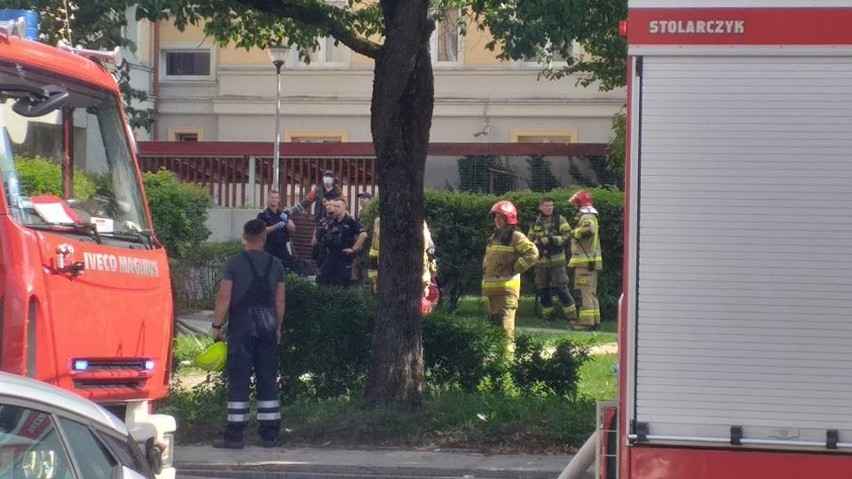 Białystok. Pożar w mieszkaniu przy ul. Lipowej. Zapalił się telewizor. Strażacy ewakuowali mieszkańców [ZDJĘCIA]