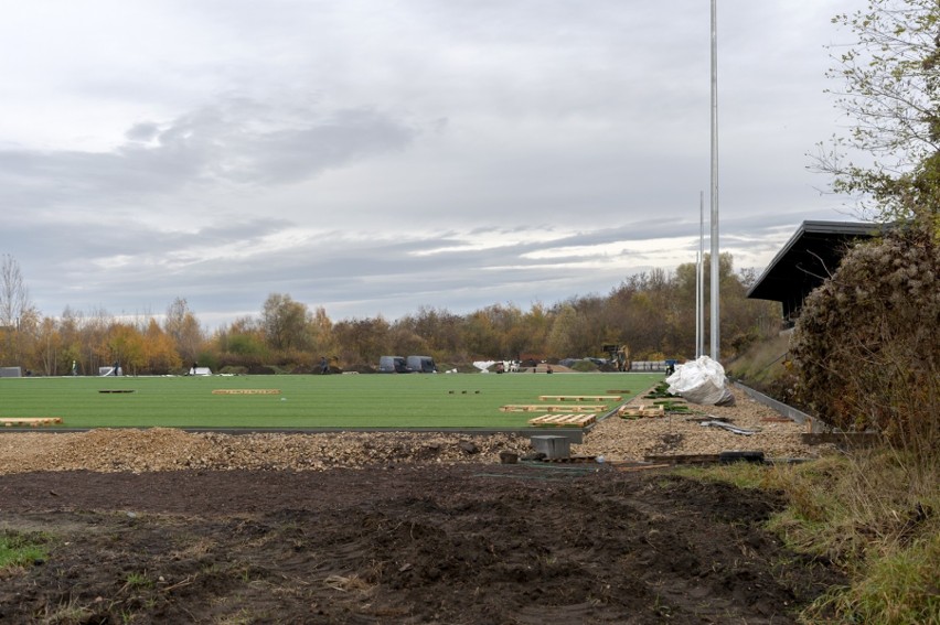 W Bytomiu-Rozbarku powstaje nowoczesne boisko piłkarskie. Ma...