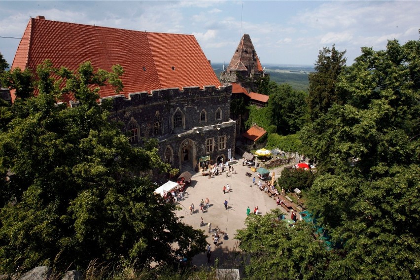 Poszukiwacze skarbów muszą uważać – w zamku na wulkanie...