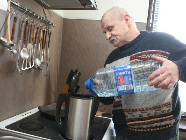 Państwo Lickiewiczowie od ponad tygodnia nie mają wody w kranach. Korzystają z tej, jaką w butelkach dostarczają im słupskie Wodociągi.