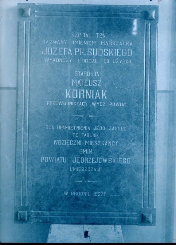 Zdjęcie tablicy zamieszczonej w 1937 roku w jędrzejowskim...