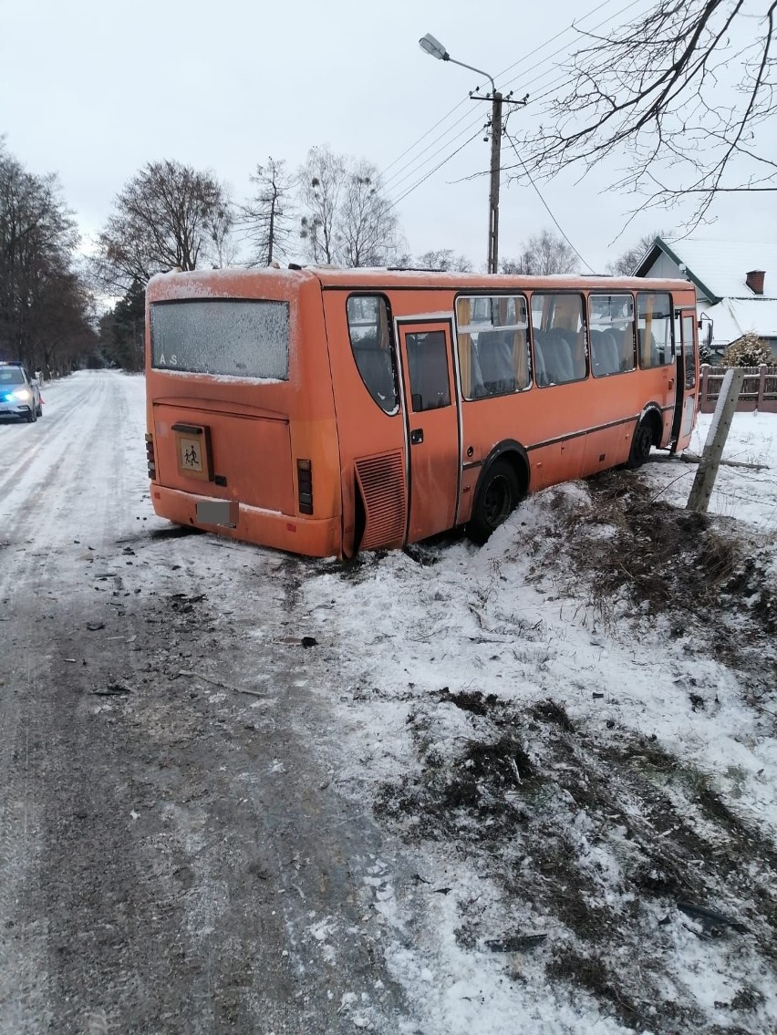 Myszyniec-Koryta. Zderzenie autobusu szkolnego i samochodu osobowego. 29.01.2021, zdjęcia