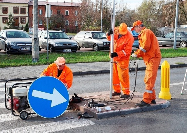 Wczoraj pracownicy Powiatowego Zarządu Dróg w Świeciu po raz kolejny w tym roku montowali nowy znak na wysepce w Przechowie, vis a vis Biedronki.