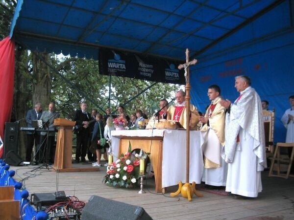 Uroczystość rozpoczęła msza święta celebrowana przez biskupa Stefana Siczka.