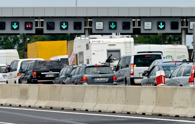 Korki przed bramkami poboru opłat w Karwianach