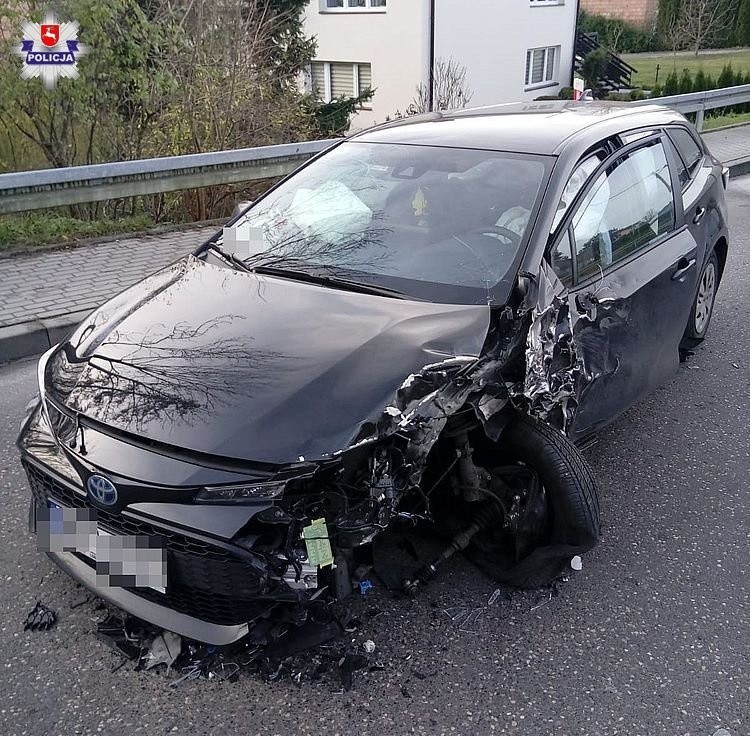 Tarnogród. Zasnął za kierownicą i zderzył się z ciężarówką