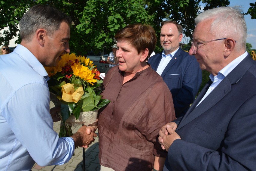 Marek Marszałek wręczył Beacie szydło bukiet słoneczników....