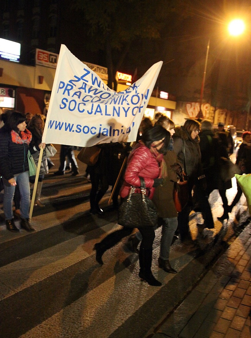 Protest pracowników MOPS. Zablokowali al. Kościuszki [ZDJĘCIA]