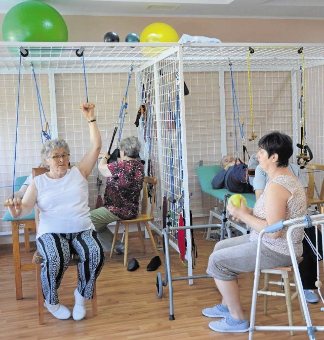 Pacjenci ośrodka chwalą fachową opiekę. Niektórzy z nich przed przyjazdem do Stróż z trudem się poruszali, a dziś czują się lepiej. Na sali rehabilitacyjnej zawsze jest komplet ćwiczących.
