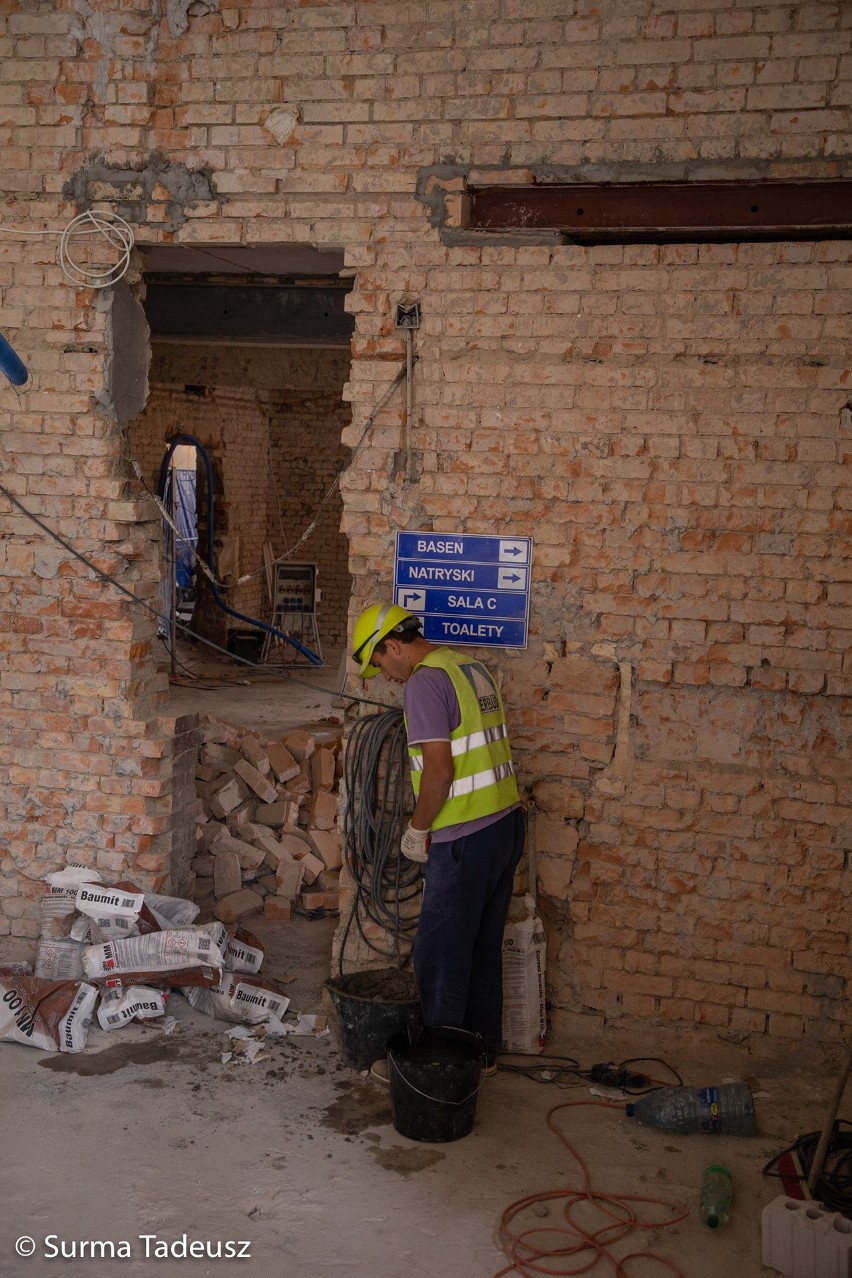 Pływalnia jest u zbiegu ulic Szczecińskiej i Słonecznej w...