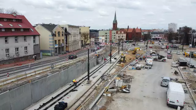 Trwa przebudowa ul. Kujawskiej w Bydgoszczy. Wokół Zbożowego Rynku i ulicy Kujawskiej zachodzą kolejne zmiany. Wzdłuż torowisk ustawiane są słupy trakcyjne, przygotowane zostały również podbudowy pod nowe jezdnie oraz montowane są kolejne odcinki torów.